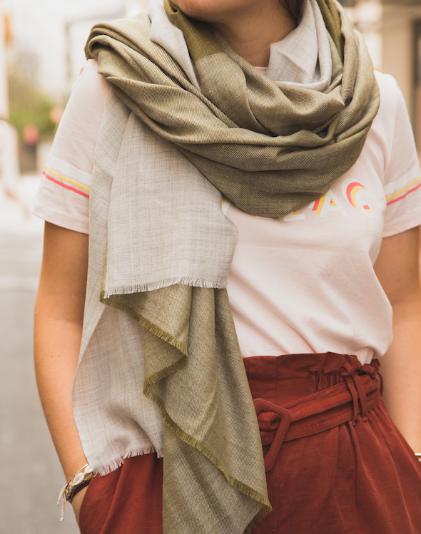 Echarpe élégante verte en laine et en soie