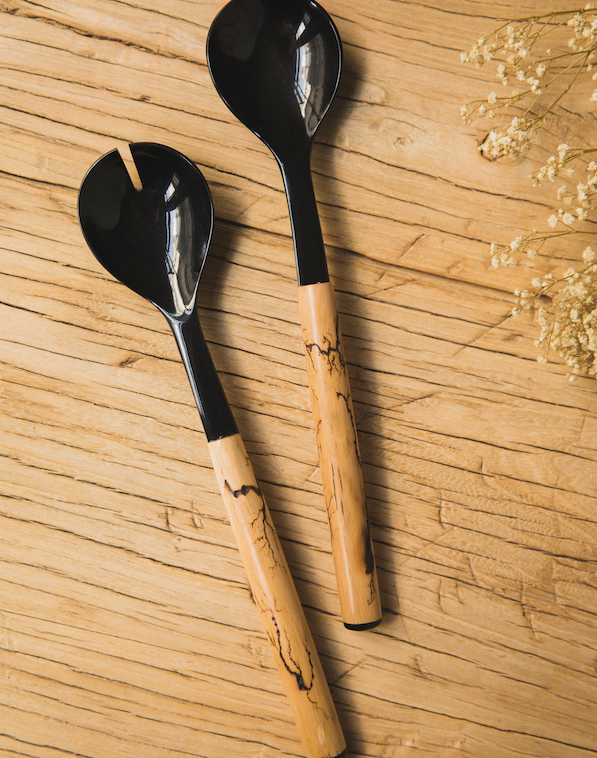 Couverts à salade en corne de buffle noir et manche en bambou