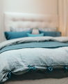 Linge de lit bleu : housse de couette en lin lavé avec des nouettes pour la fermer
