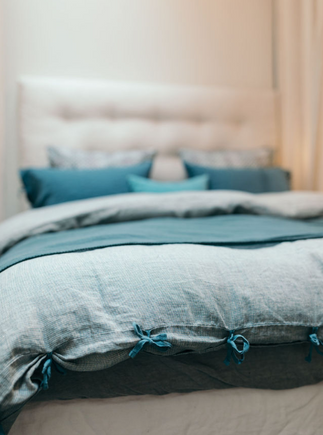 Linge de lit bleu : housse de couette en lin lavé avec des nouettes pour la fermer