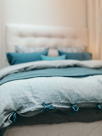 Linge de lit bleu : housse de couette en lin lavé avec des nouettes pour la fermer