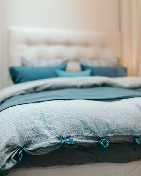 Linge de lit bleu : housse de couette en lin lavé avec des nouettes pour la fermer