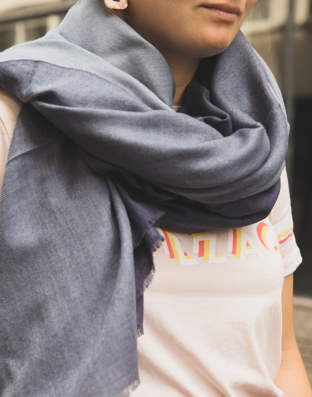Echarpe en laine et soie avec son dégradé de bleus