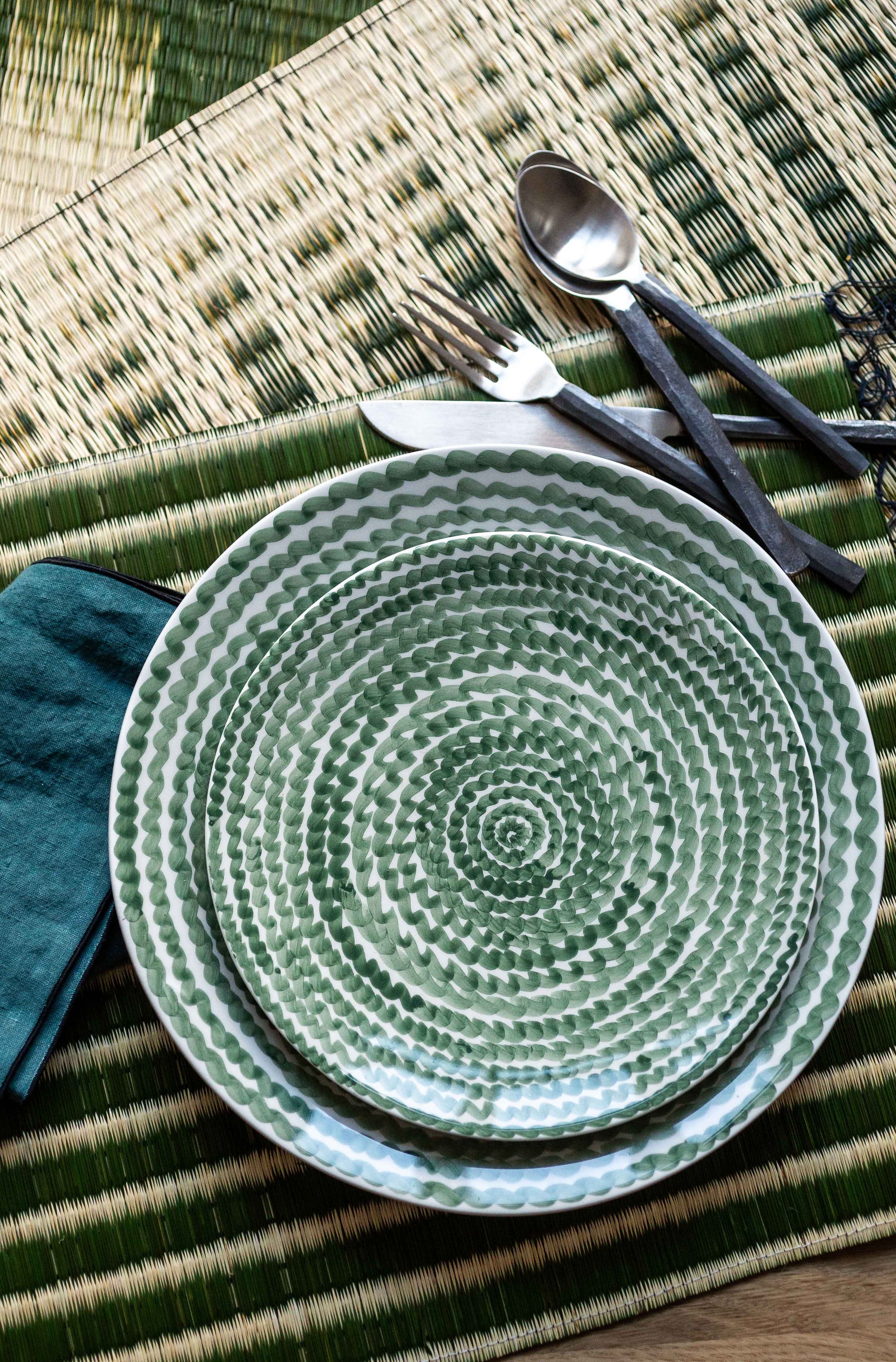 Assiettes vertes peintes à la main