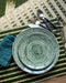 Assiettes vertes peintes à la main
