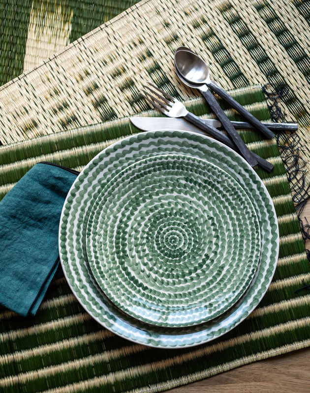 Assiettes vertes peintes à la main