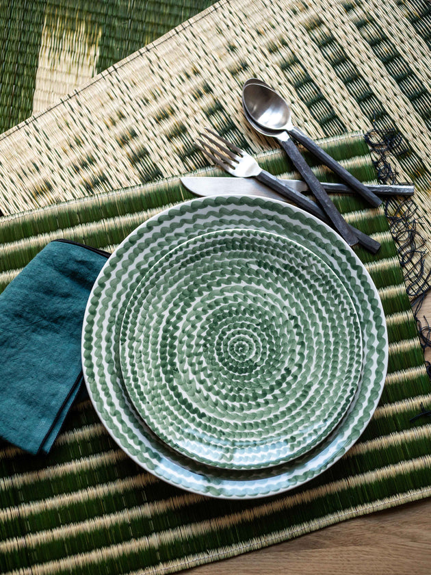 Assiettes vertes peintes à la main