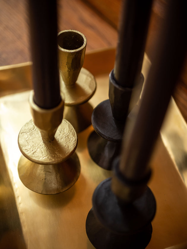 Bougeoir doré et noir en fer martelé