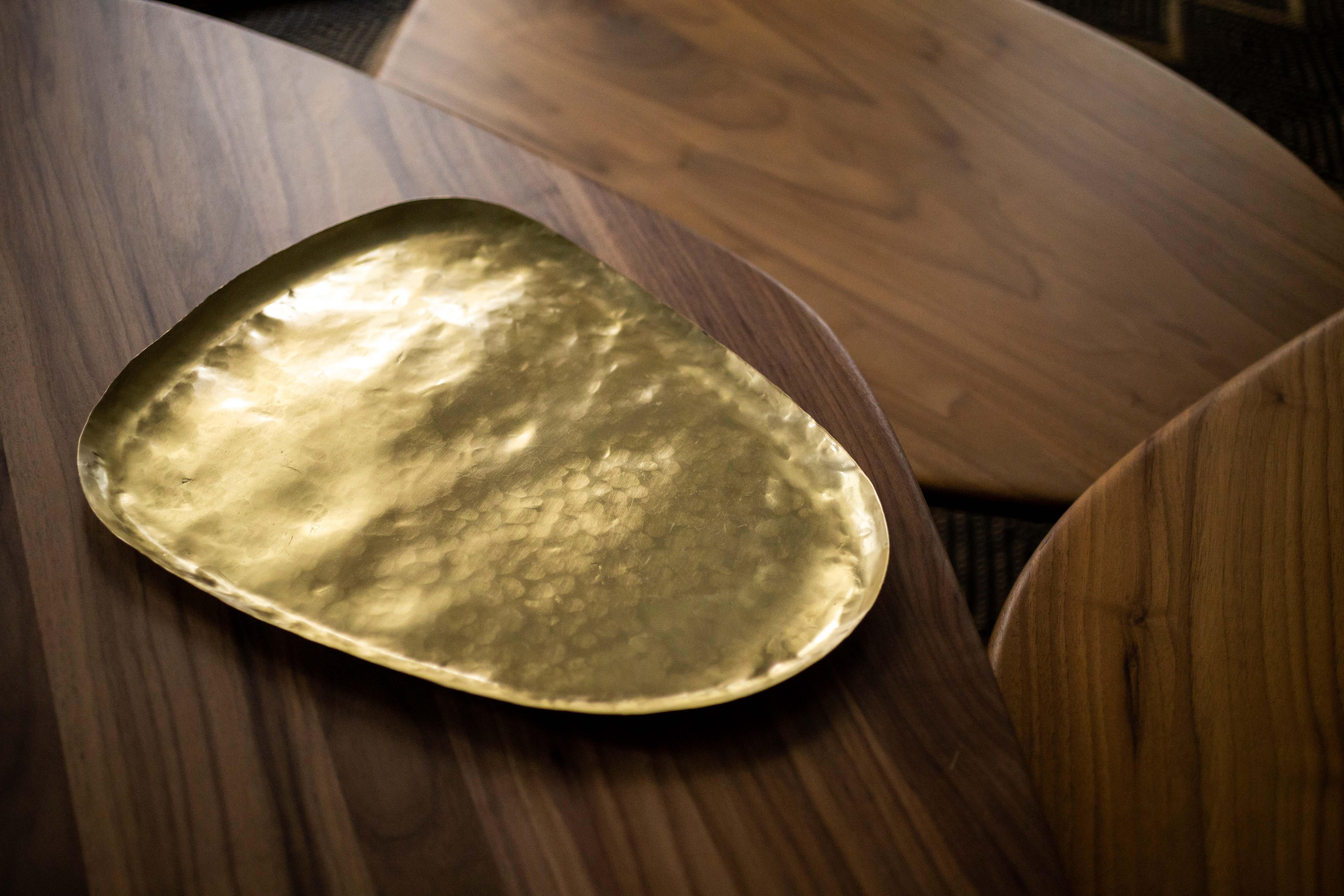 Art de la table : grand plateau en laiton martelé