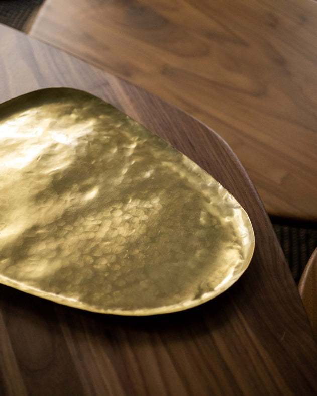 Art de la table : grand plateau en laiton martelé