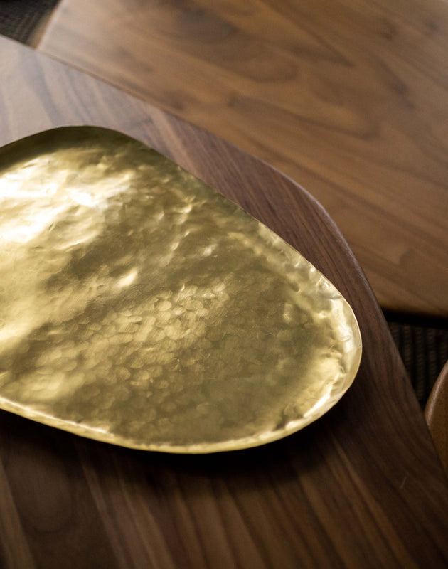 Art de la table : grand plateau en laiton martelé