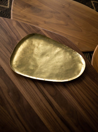 Grand plateau doré avec un forme originale en laiton