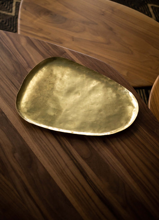 Grand plateau doré avec un forme originale en laiton