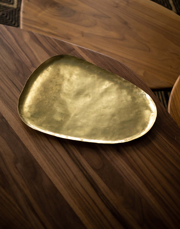 Grand plateau doré avec un forme originale en laiton