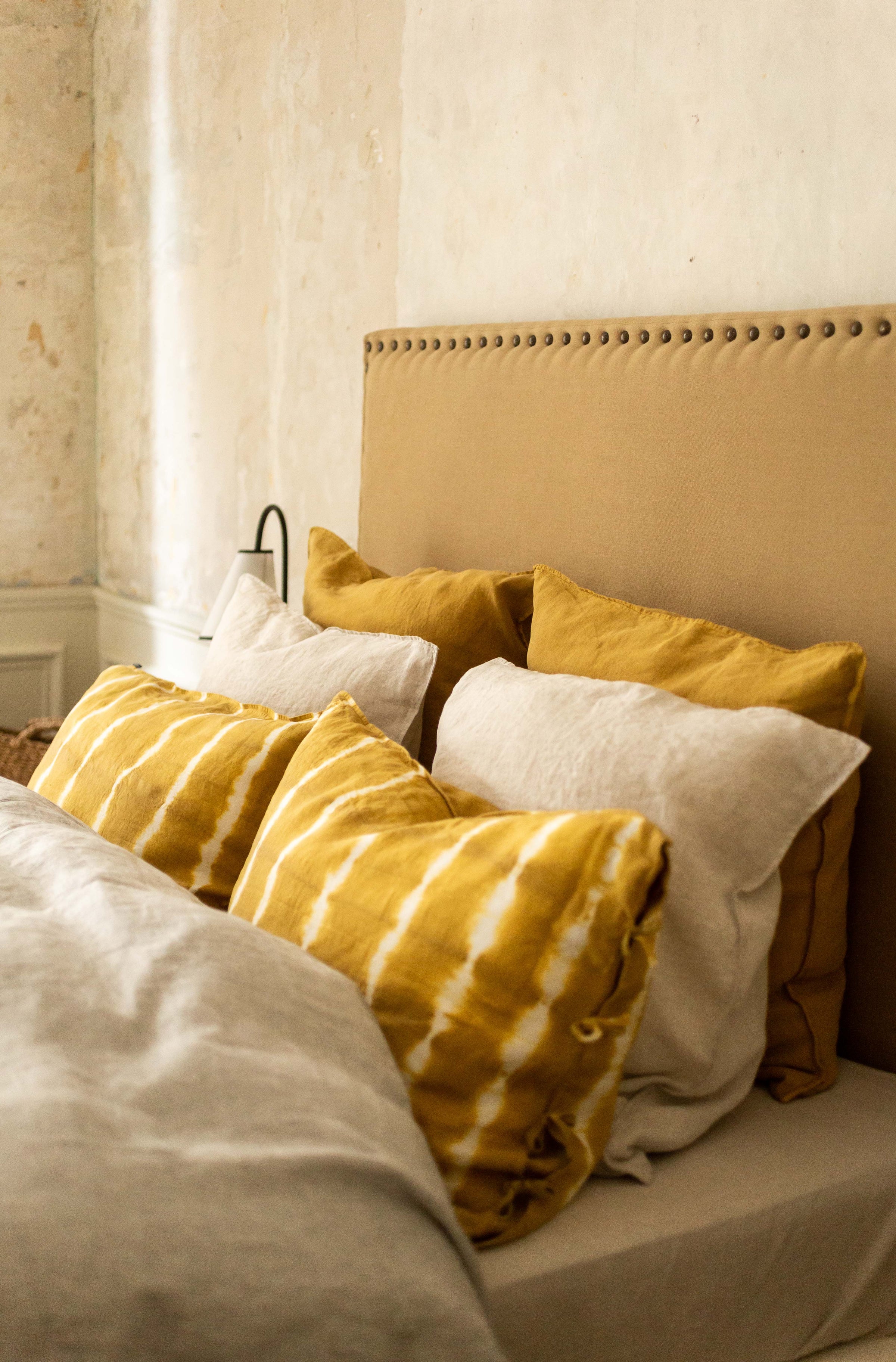 Linge de lit en lin lavé jaune et blanc