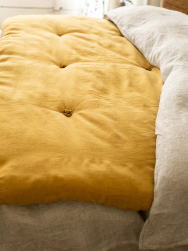 Literie : courtepointe jaune pour réchauffer votre lit