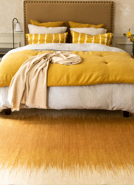 Tapis Adao Mordore en bout de lit pour réchauffer une chambre