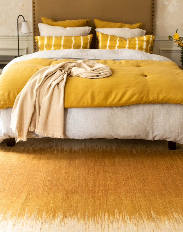 Tapis Adao Mordore en bout de lit pour réchauffer une chambre