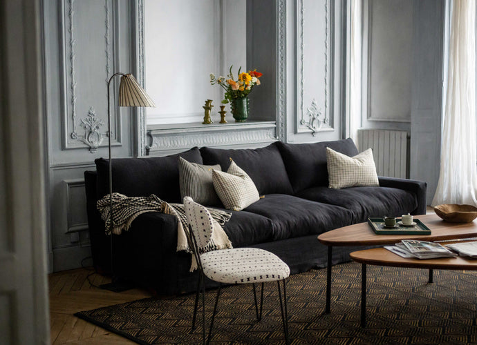 Large canapé noir pour le salon