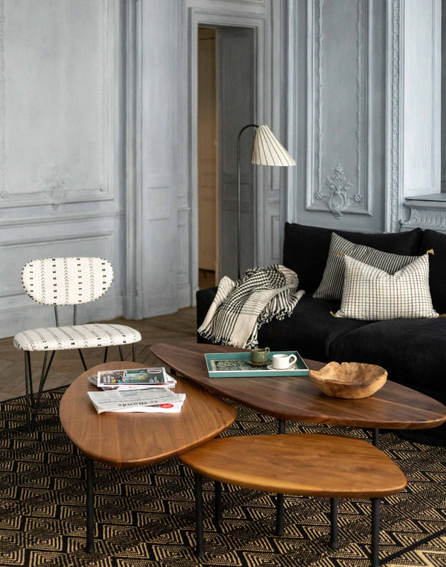 Lampadaire pour un salon noir et blanc