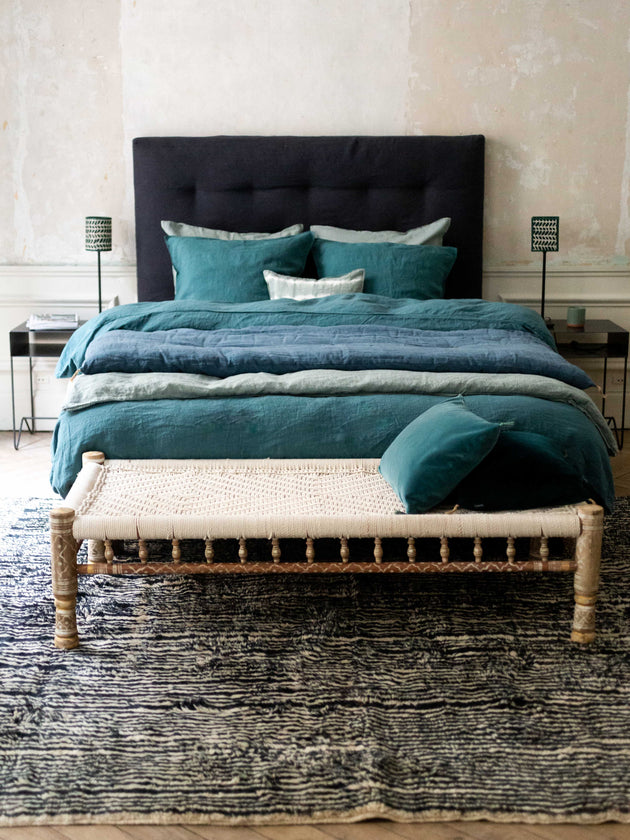 Tête de lit adar dans une chambre bleue