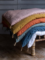 Courtepointe colorée unie pour le bout de votre lit en lin lavé