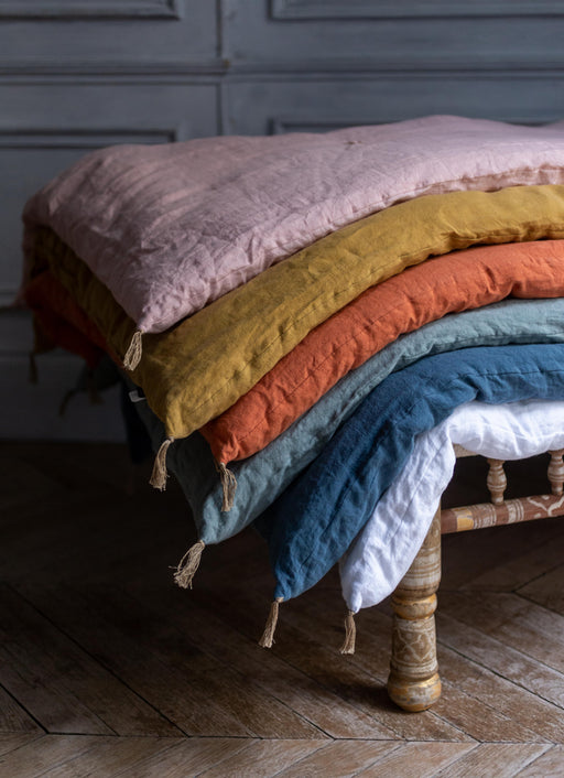 Courtepointe colorée unie pour le bout de votre lit en lin lavé