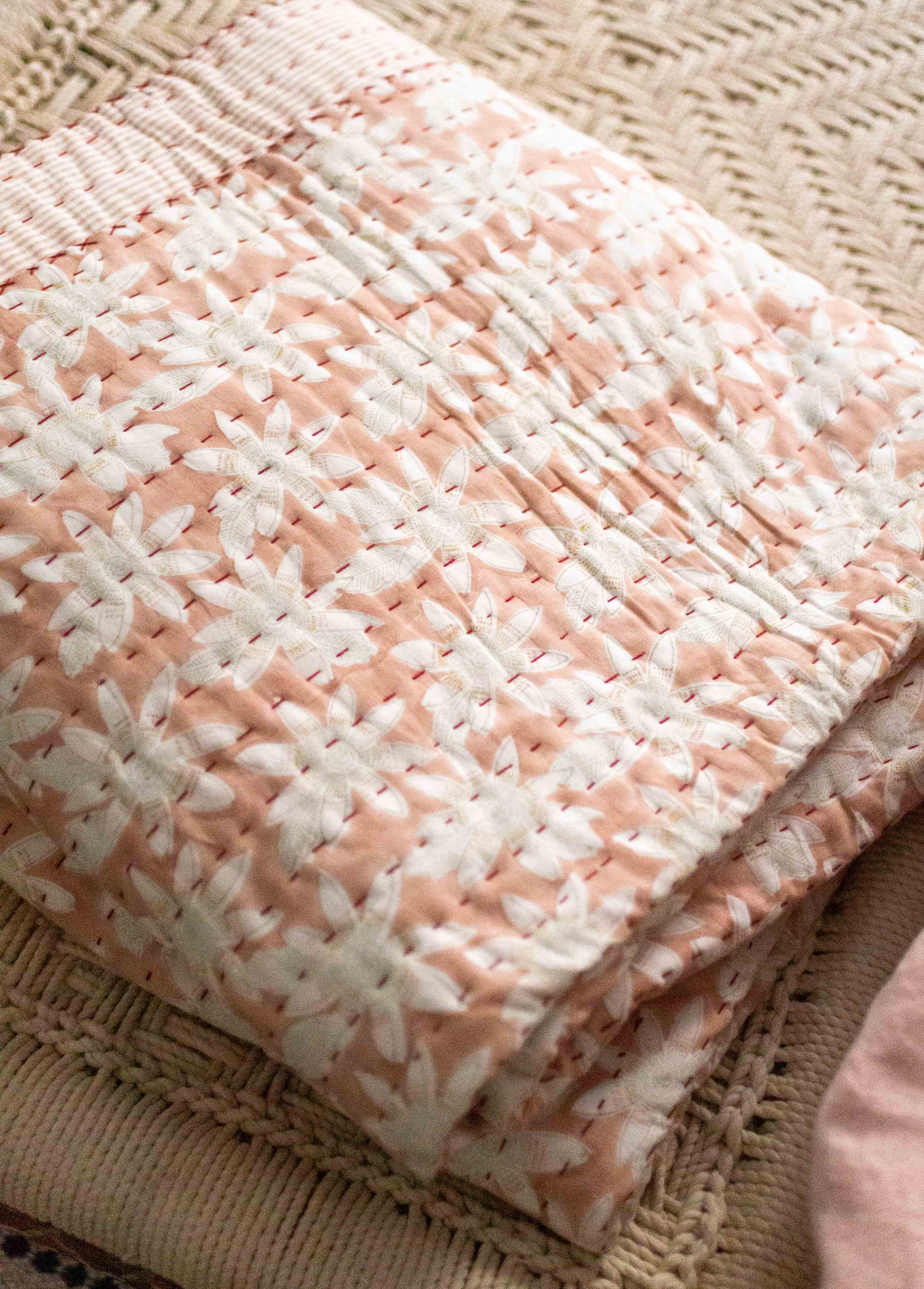 Linge de lit : couvre-lit rose avec des imprimés à fleurs