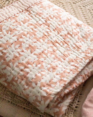 Linge de lit : couvre-lit rose avec des imprimés à fleurs