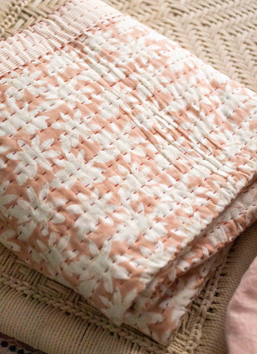 Linge de lit : couvre-lit rose avec des imprimés à fleurs