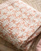 Linge de lit : couvre-lit rose avec des imprimés à fleurs