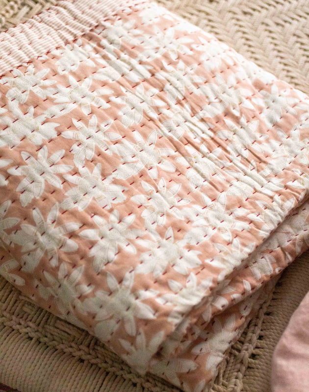 Linge de lit : couvre-lit rose avec des imprimés à fleurs