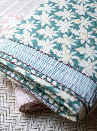 Linge de lit avec des imprimés végétaux