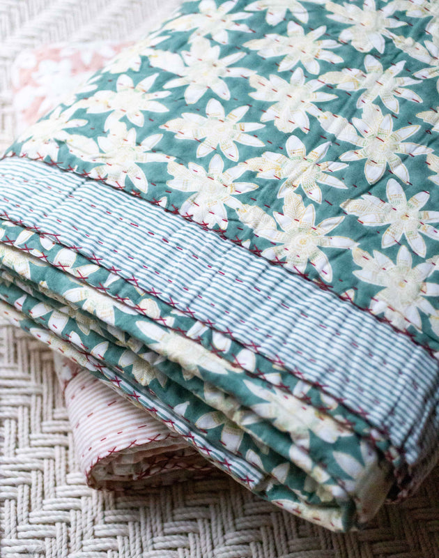 Linge de lit avec des imprimés végétaux