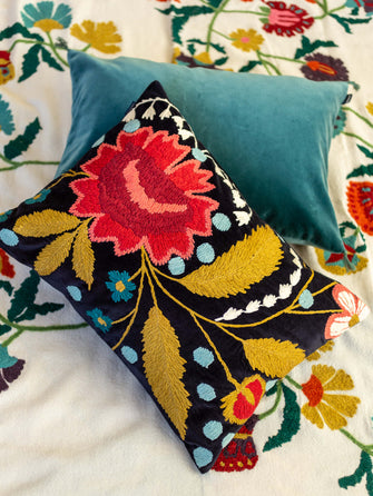 Housse de coussin Mysore en velours Indigo brodé de motifs fleuris colorés