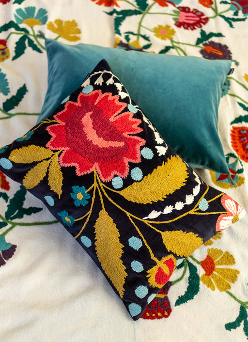 Housse de coussin Mysore en velours Indigo brodé de motifs fleuris colorés