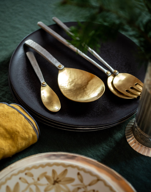 Couverts dorés pour une table décorée pour les fêtes