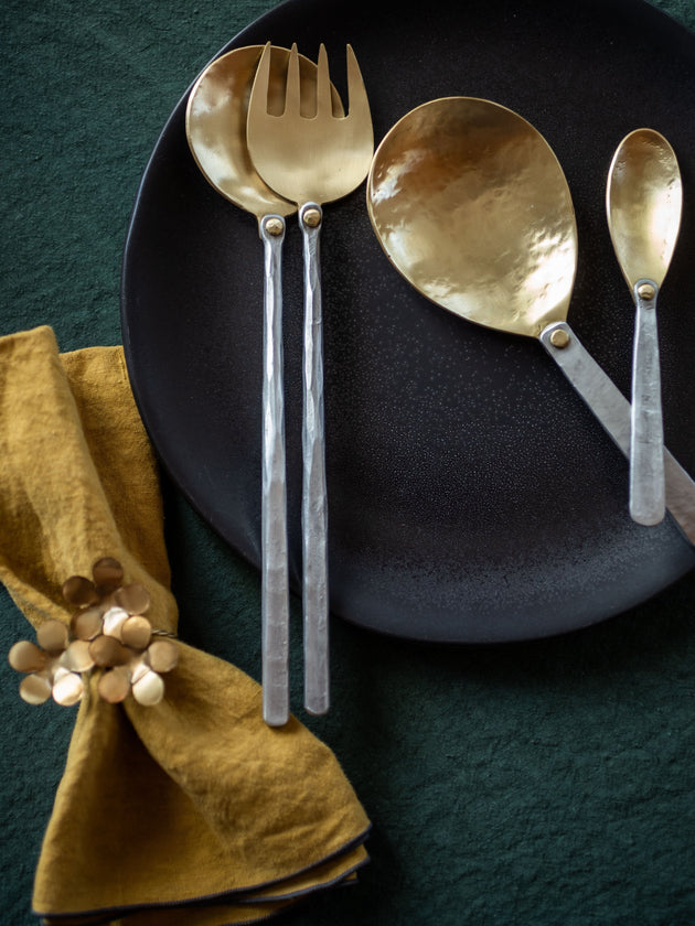 Détails sur une table de fêtes dorée