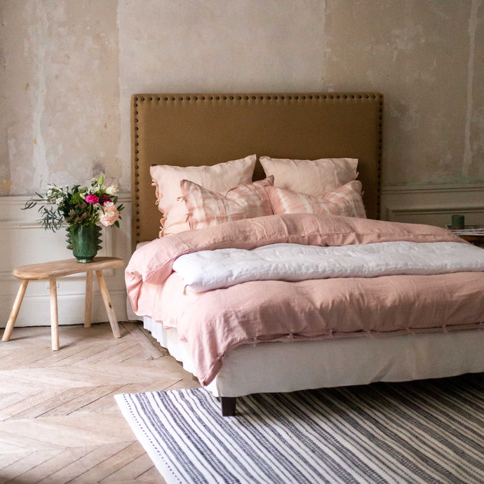 Chambre dans les tons blancs et rose avec du linge de lit Selena en lin lavé Caravane