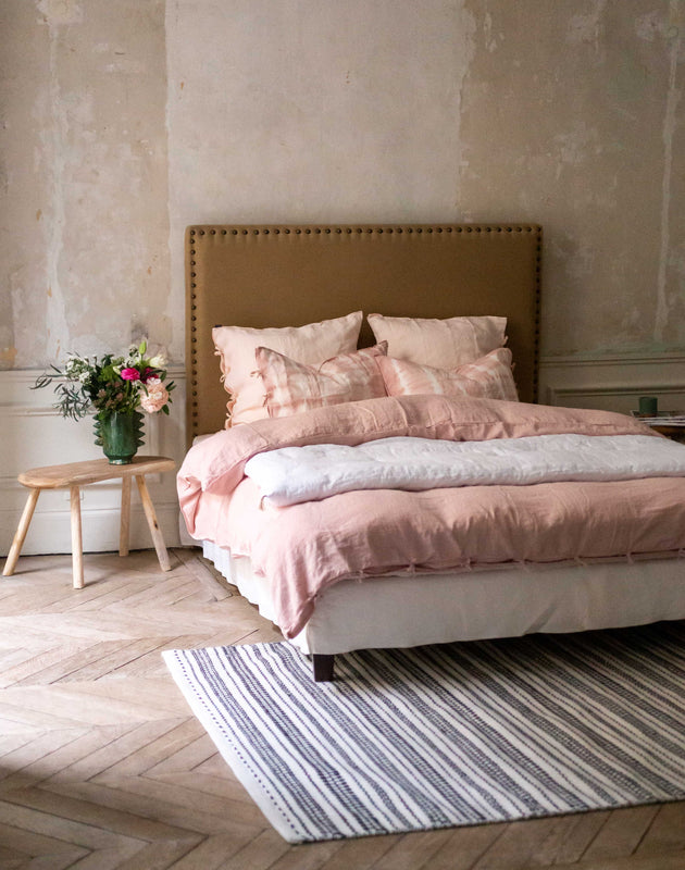 Chambre dans les tons blancs et rose avec du linge de lit Selena en lin lavé Caravane