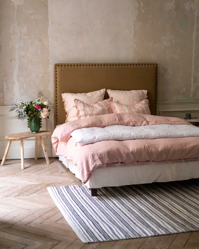 Chambre dans les tons blancs et rose avec du linge de lit Selena en lin lavé Caravane
