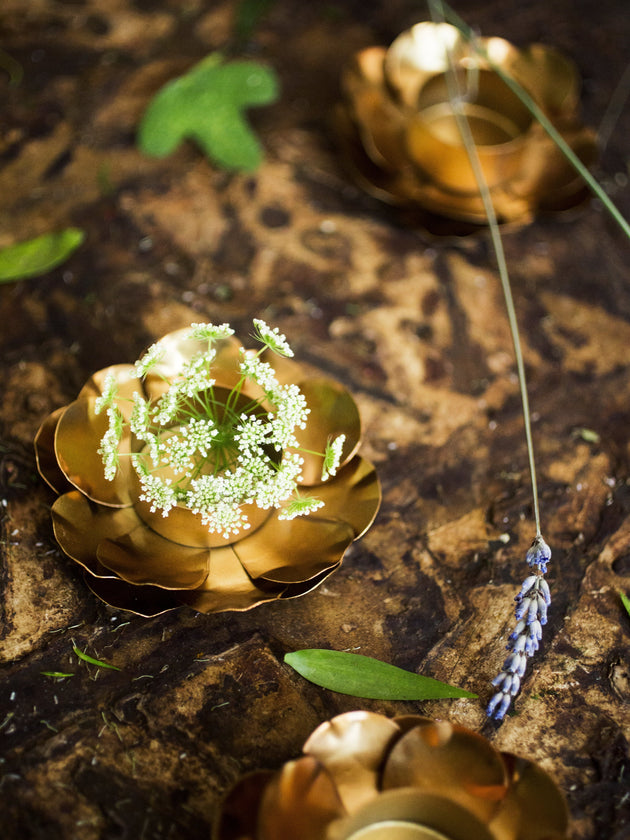 Petit bougeoir original en forme de fleur dorée