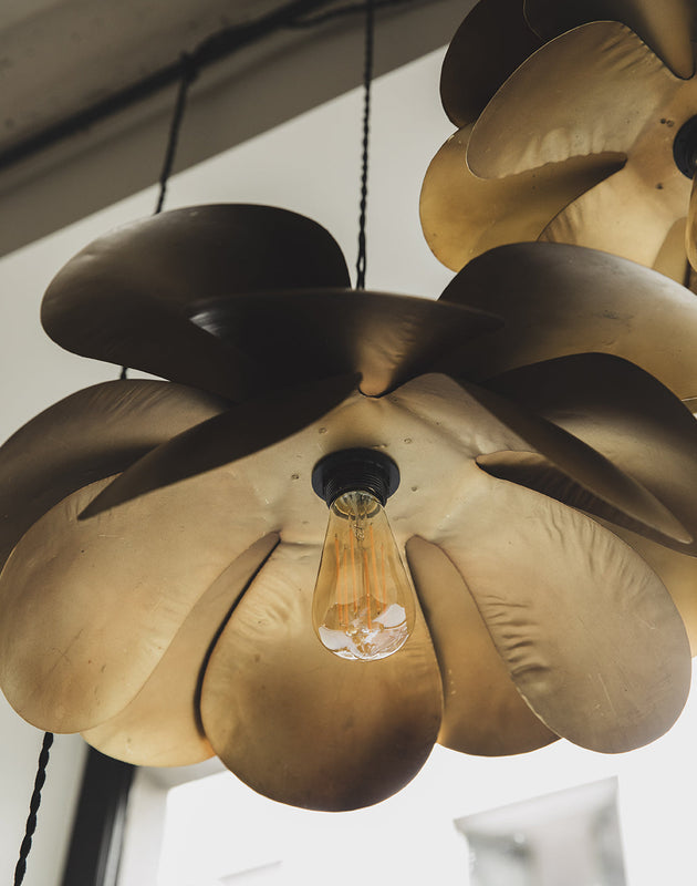 Suspension Cosmos Fleurs en métal doré qui diffuse une lumière dorée