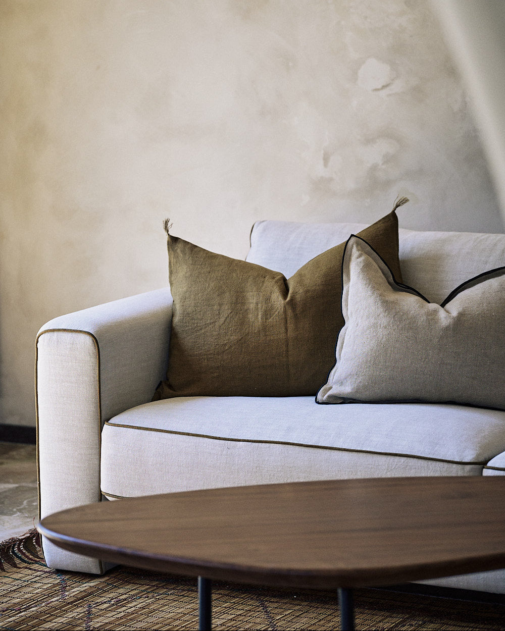 Housses de coussin Maya qui subliment un canapé dans un salon 
