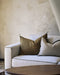 Housses de coussin Maya qui subliment un canapé dans un salon 