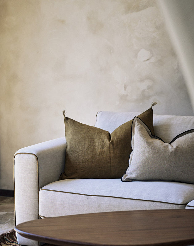 Housses de coussin Maya qui subliment un canapé dans un salon 