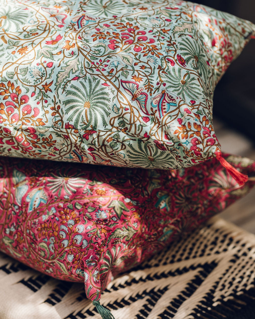 Housse de coussin imprimé framboise et turquoise