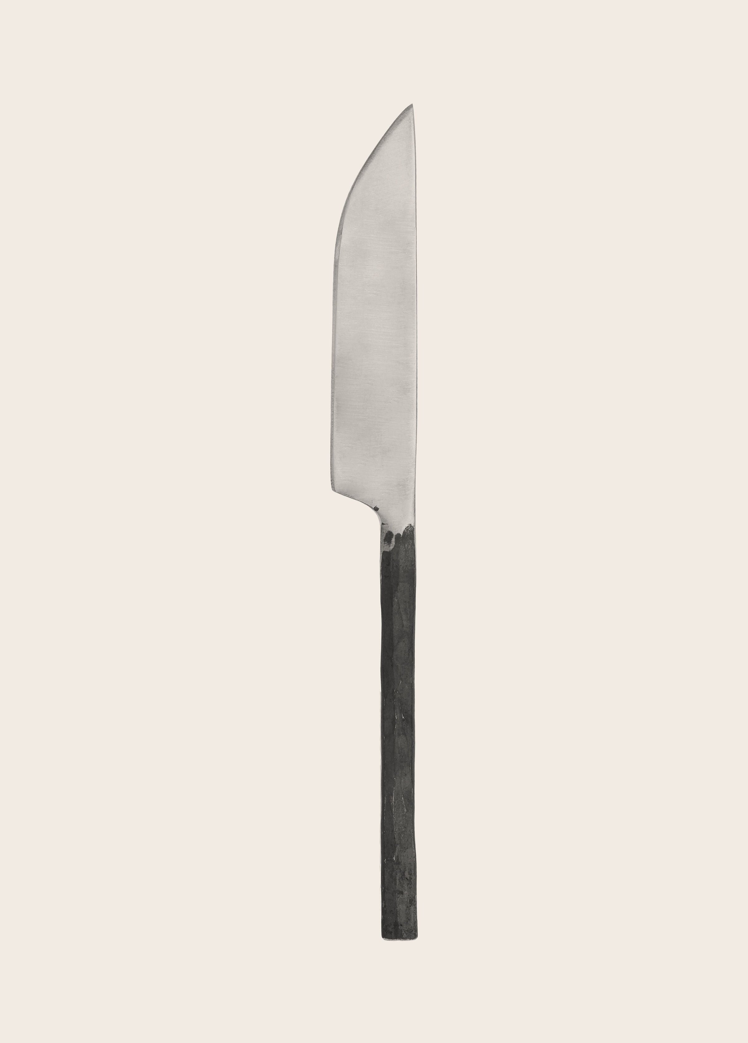 Couverts avec le manche noir forgé à la main