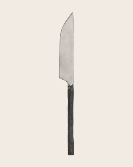 Couverts avec le manche noir forgé à la main