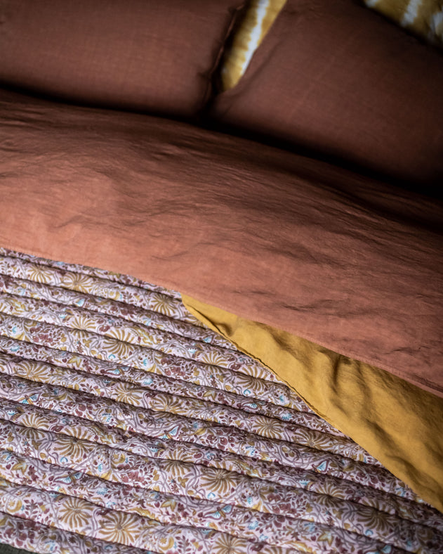 Linge de lit Selena avec le couvre pied Papilio à motifs végétaux